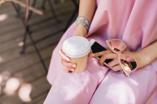 时尚坐在咖啡馆里穿着夏季时装的女士手的特写细节女早餐年轻
