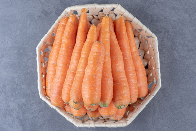新鲜美味的胡萝卜在碗里 在大理石表面美味美味农作物