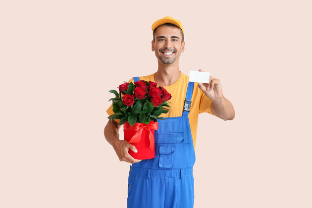 人送花束和彩色名片的送货员浪漫惊喜新鲜
