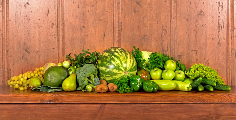 生菜木质背景上有用的绿色蔬菜蔬菜黄瓜农产品