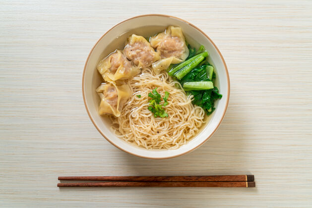 碗鸡蛋面配猪肉馄饨汤或猪肉饺子汤和蔬菜-亚洲风味中式自制传统