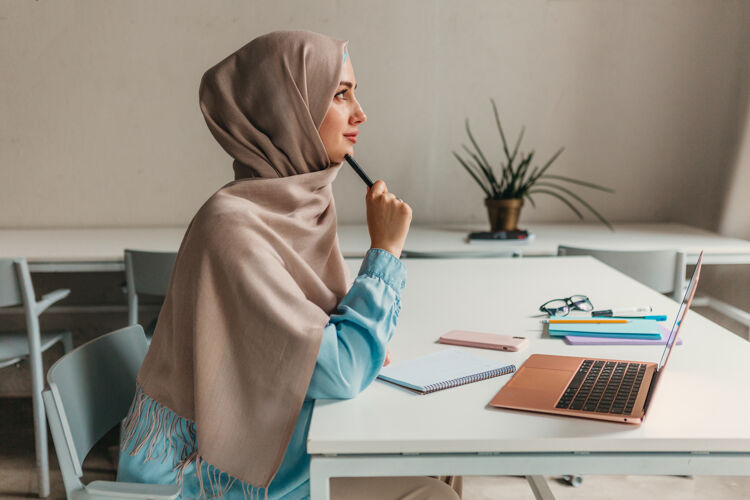 伊斯兰年轻漂亮的现代妇女戴着头巾在办公室的笔记本电脑上工作 教育在线多样性女性女士