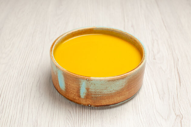 碗前视美味奶油汤黄色汤白色桌上汤酱饭奶油菜晚餐颜色热茶