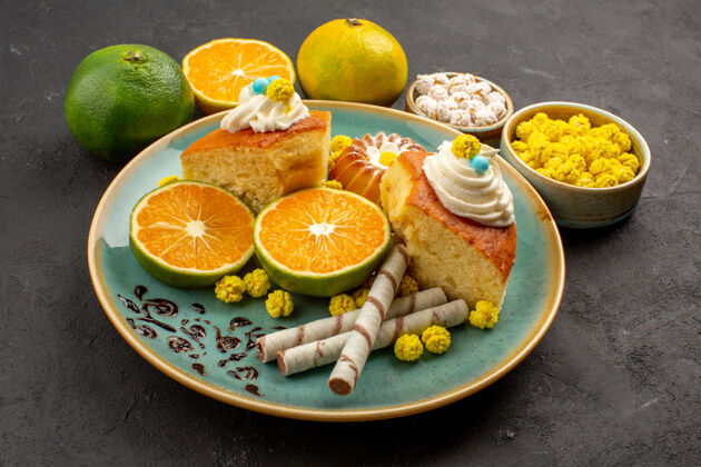 橘子在黑暗的空间里 可以看到美味的派片 里面有糖果和新鲜的橘子减肥柠檬健康