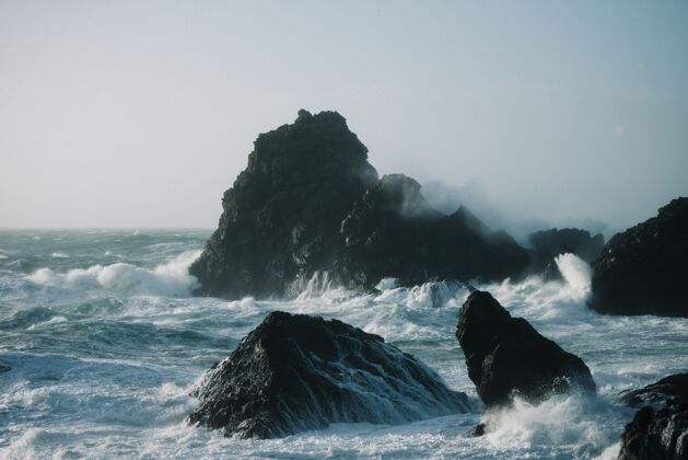 冰岛海浪拍打岩层的美丽景色顶视图海洋海岸