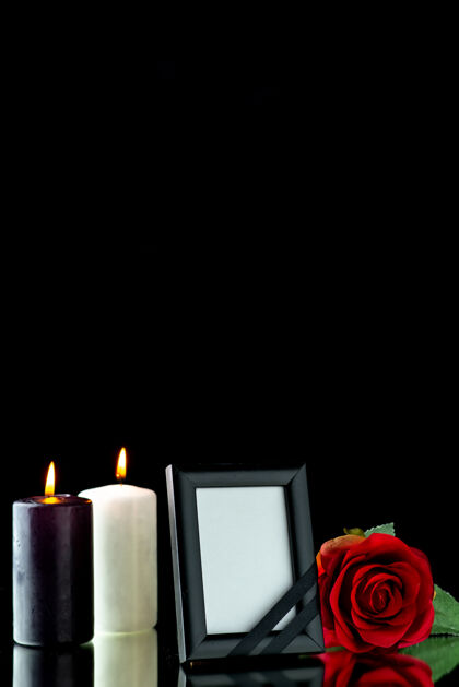 玫瑰带蜡烛和黑玫瑰的相框正面图火焰死亡打蜡