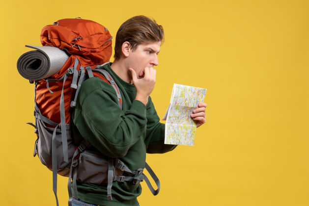 人正面图年轻男子背着背包拿着地图旅行者旅行旅游