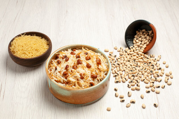 健康前视美味煮熟的豆角粉条 放在浅白的书桌上煮豆粉做面食玉米营养香料