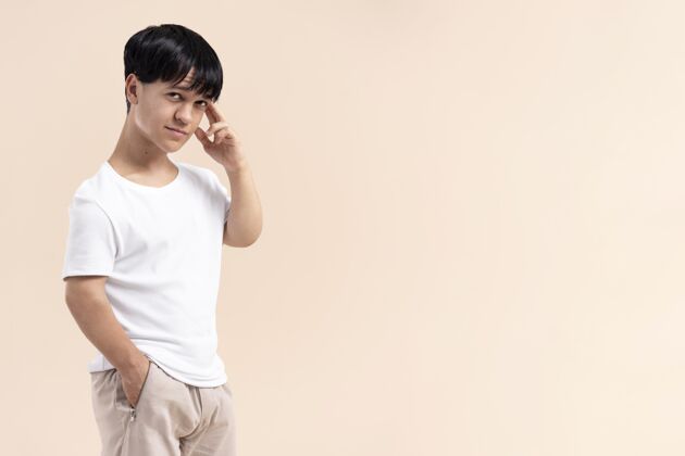 舒适一个穿着白衬衫的亚洲人摆着侏儒的姿势成人复制空间年轻