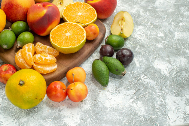 新鲜正面视图不同的水果组成切片和整个新鲜水果上的白色空间切片整个柠檬