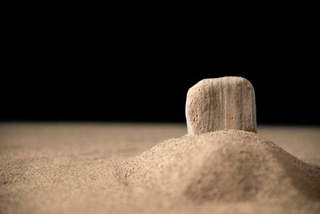 沙子沙子上的小月亮坟的正视图战争土壤太空