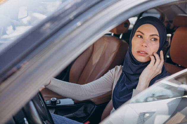 女商人妇女在车里打电话女人自信围巾