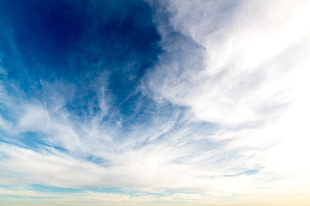 无人蓝天白云低角度拍摄多云季节天气