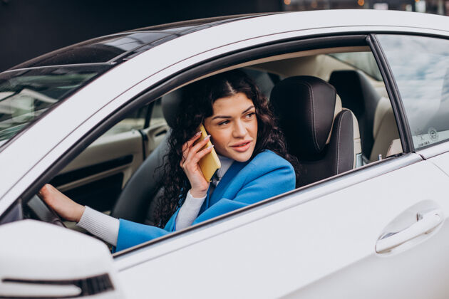 旅行坐在车里用手机的女人租赁汽车季节