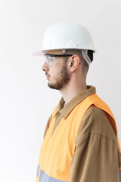 工人男人戴着特殊的工业防护装备建筑衣服人