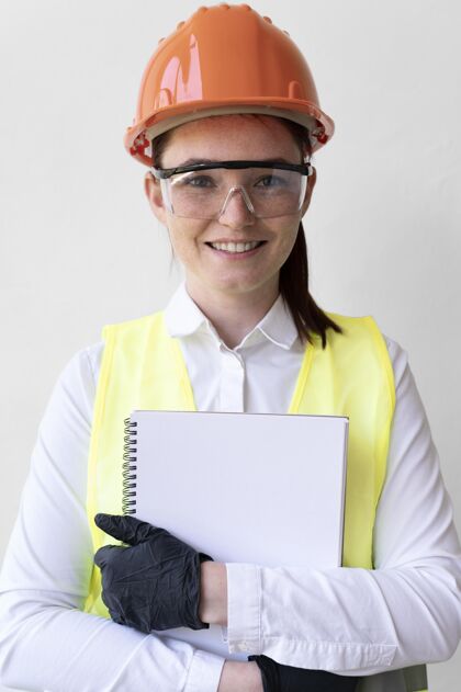 防护戴着特殊工业防护装备的女人个人防护用品工作雇员