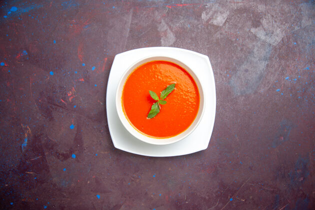 醬汁俯瞰美味的番茄湯美味的菜單葉內板上的深色背景菜醬番茄色晚餐湯容器盤子湯碗