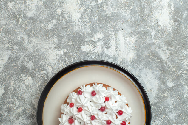 粗糙半张美味的奶油蛋糕 在冰的背景上用水果装饰材料一半年份