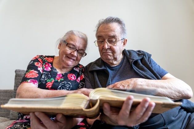 老年一对老夫妇正在看家庭相册里的照片成人老人相册
