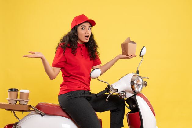 工作前视图女快递员骑自行车送咖啡和食物黄色背景服务工作送货员工作妇女人咖啡工作