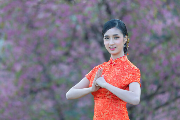 年中国新年 亚洲美女带着祝贺的手势女人女孩新