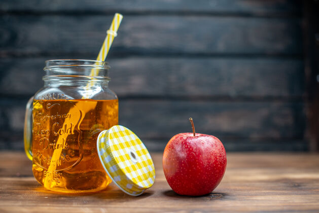 正面正面图新鲜苹果汁内罐 带新鲜苹果的深色吧台水果饮料照片鸡尾酒颜色里面健康苹果