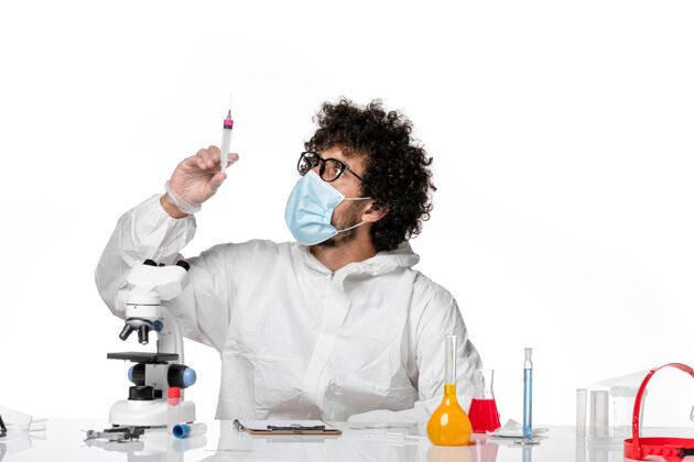 西装正面图：男医生穿着防护服 戴着口罩 手拿针剂在白色皮肤上外套实验室人