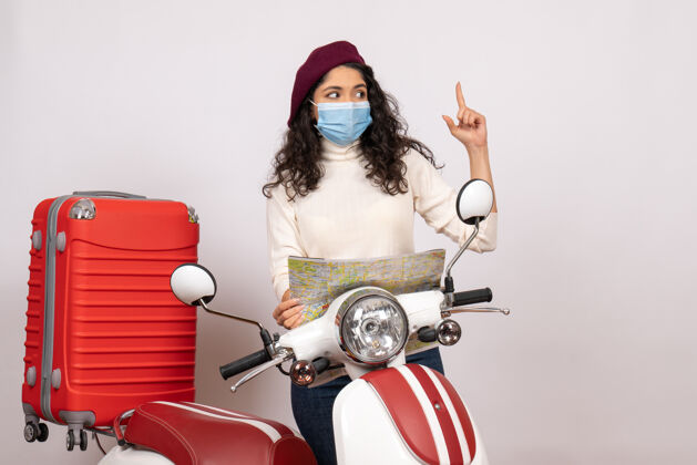 面罩前视图年轻女性戴着面罩骑着自行车拿着白色背景色病毒速度病毒图-大流行车辆车辆速度摩托车