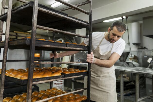 男人在面包厂工作的人面包美味新鲜
