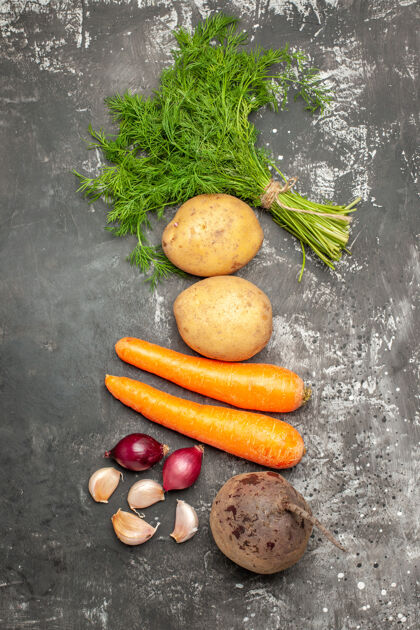 健康顶视图新鲜蔬菜与绿色的灰色表面顶部胡萝卜沙拉