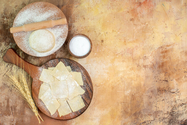 奶油顶视图生面团切片与面粉奶油桌上早餐面包小麦