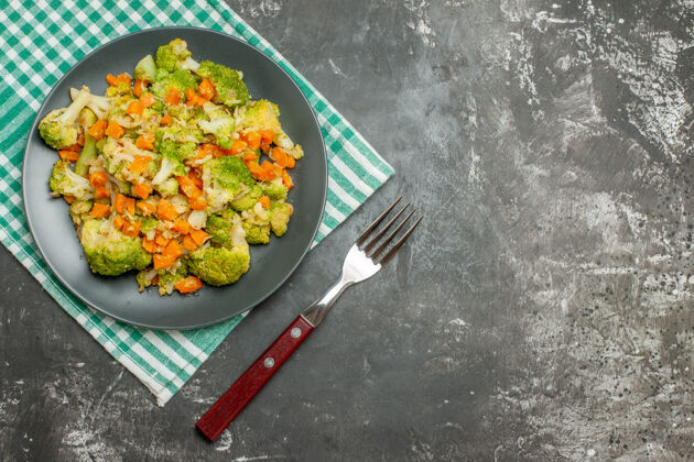 一餐绿色条纹毛巾上的新鲜健康蔬菜沙拉顶视图 灰色背景美食食物晚餐