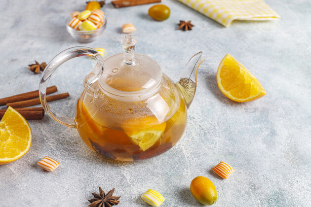 茶用橘子 蜂蜜和肉桂制成的热健康的暖冬茶美味传统水果