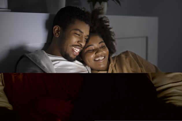 休闲一起看netflix的非裔美国夫妇Netflix用户订阅