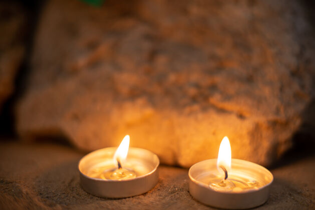 葬礼在沙滩上点燃蜡烛作为对死亡的纪念黑暗蜡烛芳香疗法