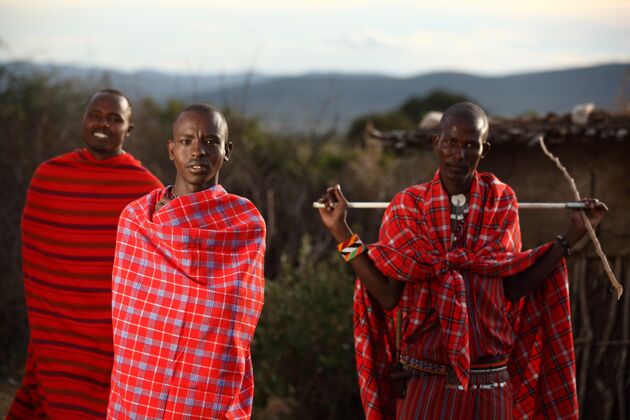 人三个裹着红毯子的非洲男人种族一起成人