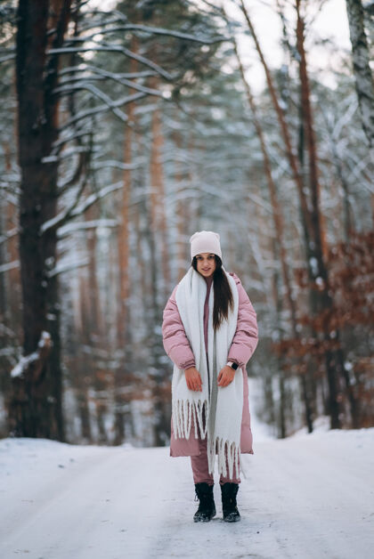 温暖站在雪地中央的年轻女孩真实荒野团结
