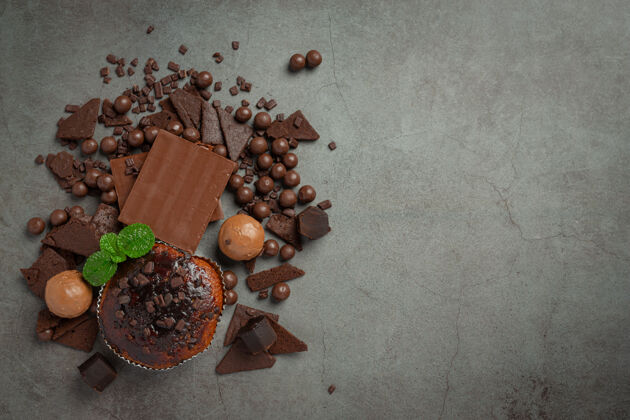 浪漫黑巧克力世界巧克力日概念松饼霜冻品种