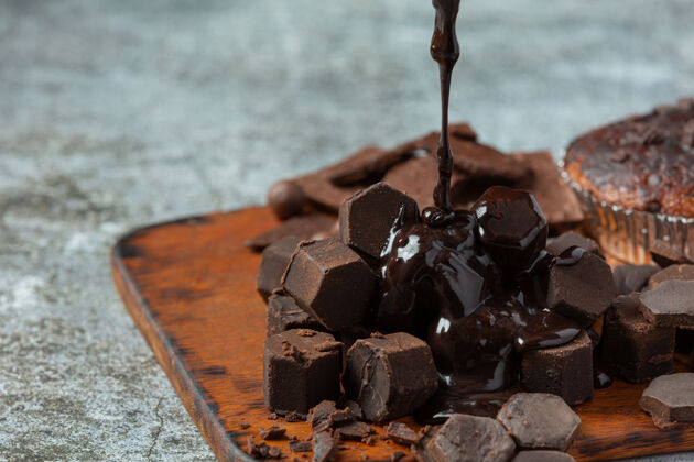 巧克力黑巧克力世界巧克力日概念松饼饼干松露