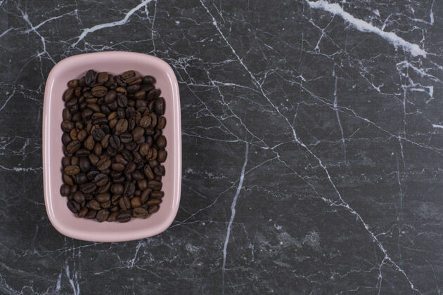 各种加满照片棕色咖啡种子在粉红色的碗浓缩咖啡各种咖啡