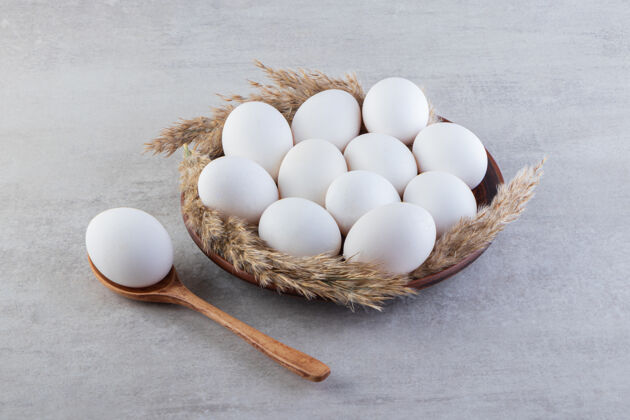 新鲜把新鲜的生鸡蛋放在石头上食物母鸡鸡蛋