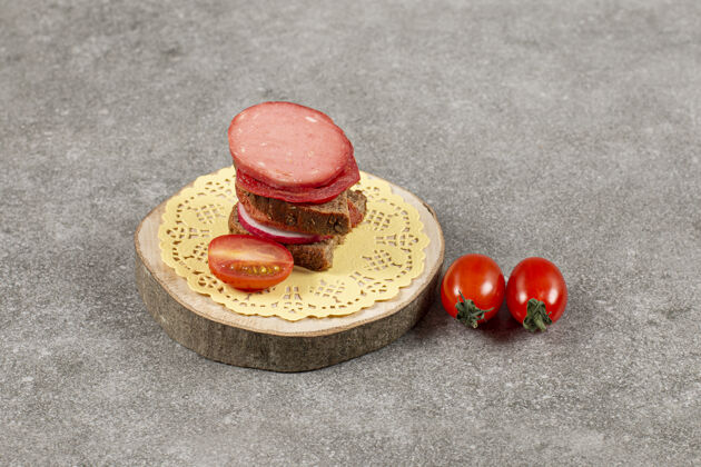 早餐木版番茄自制三明治特写照片美味健康意大利菜