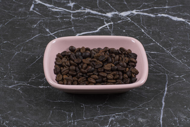 配料粉红色碗里咖啡籽的特写照片套装摩卡咖啡谷物