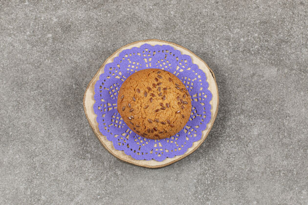 小吃新鲜的自制饼干放在木板上块食品零件