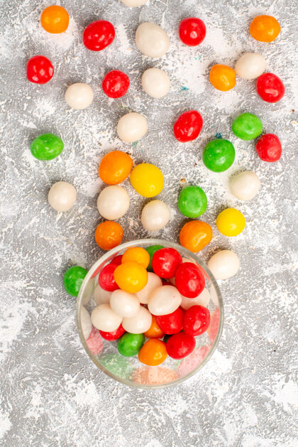 五颜六色俯瞰彩色糖果铺满白色表面糖果果冻蔓延