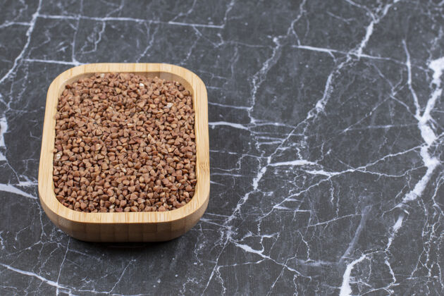蛋白质一堆荞麦放在木碗里黑色上面勺子素食者文化