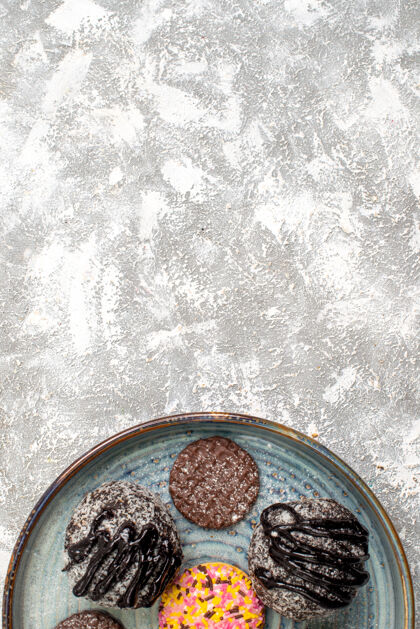 茶俯瞰美味的巧克力球蛋糕与饼干在白色的表面古董墙壁年龄
