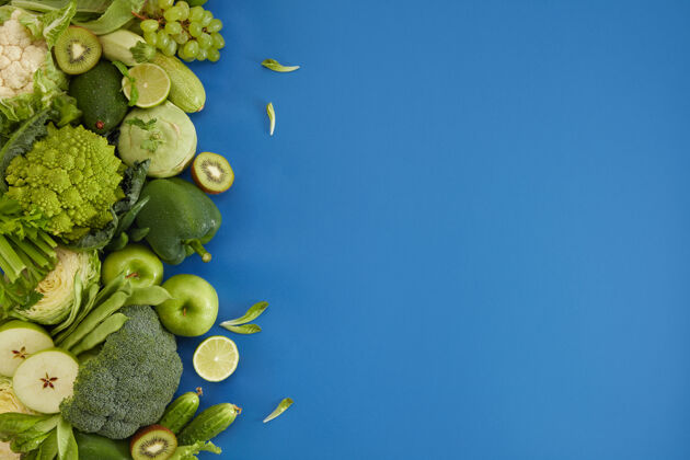 花椰菜蓝色背景的健康食品健康套餐包括蔬菜和水果葡萄 苹果 猕猴桃 胡椒 酸橙 卷心菜 西葫芦 葡萄柚适当的营养或素食菜单水果生的烹饪