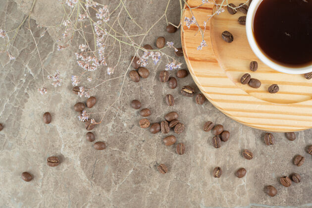 配料咖啡豆放在木盘上马克杯食物豆