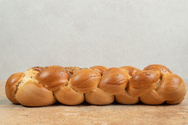 面包皮大理石表面的新鲜白面包新鲜的糕点木板